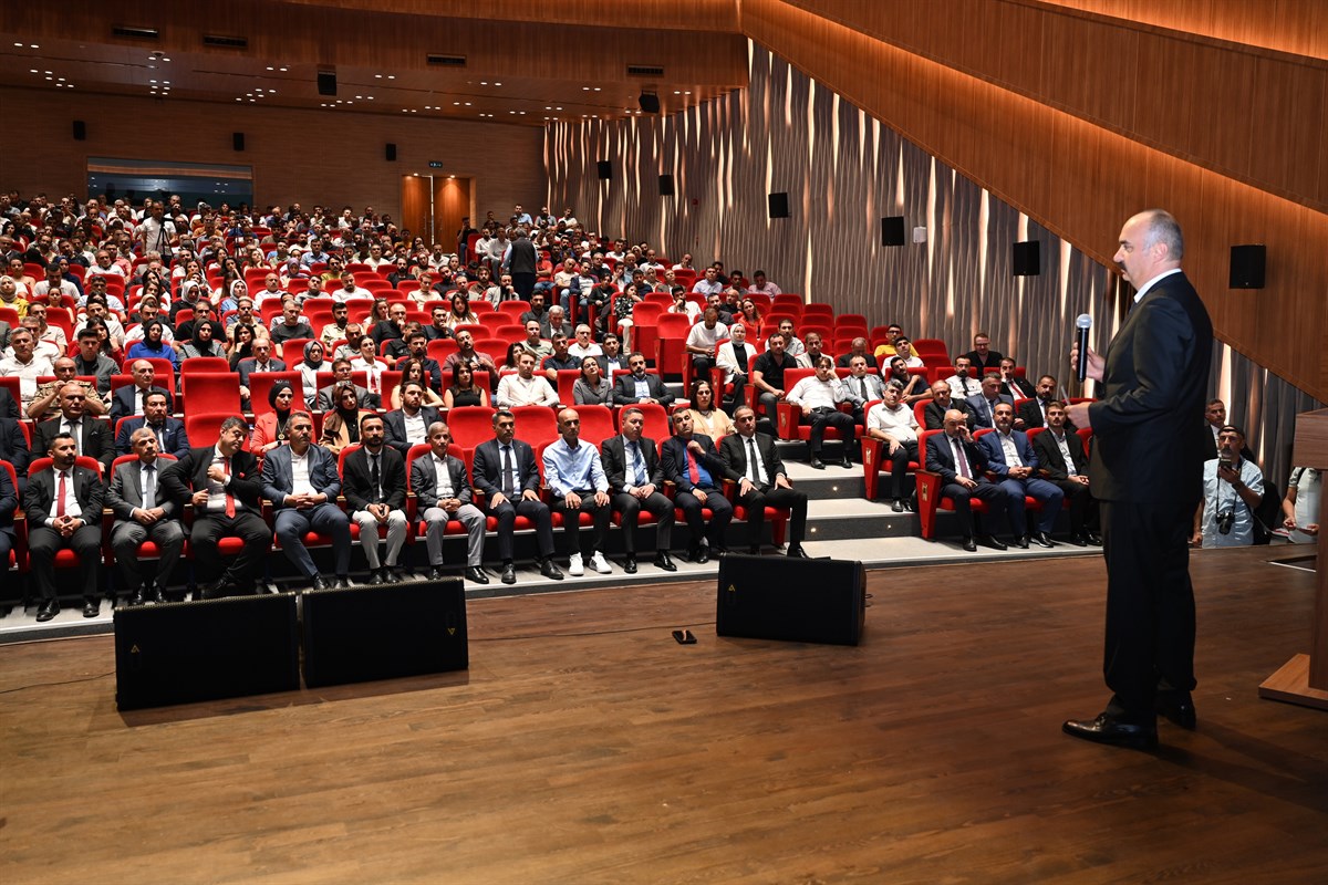 Vali Canalp: Eğitimde Sürekli Gelişim Şart