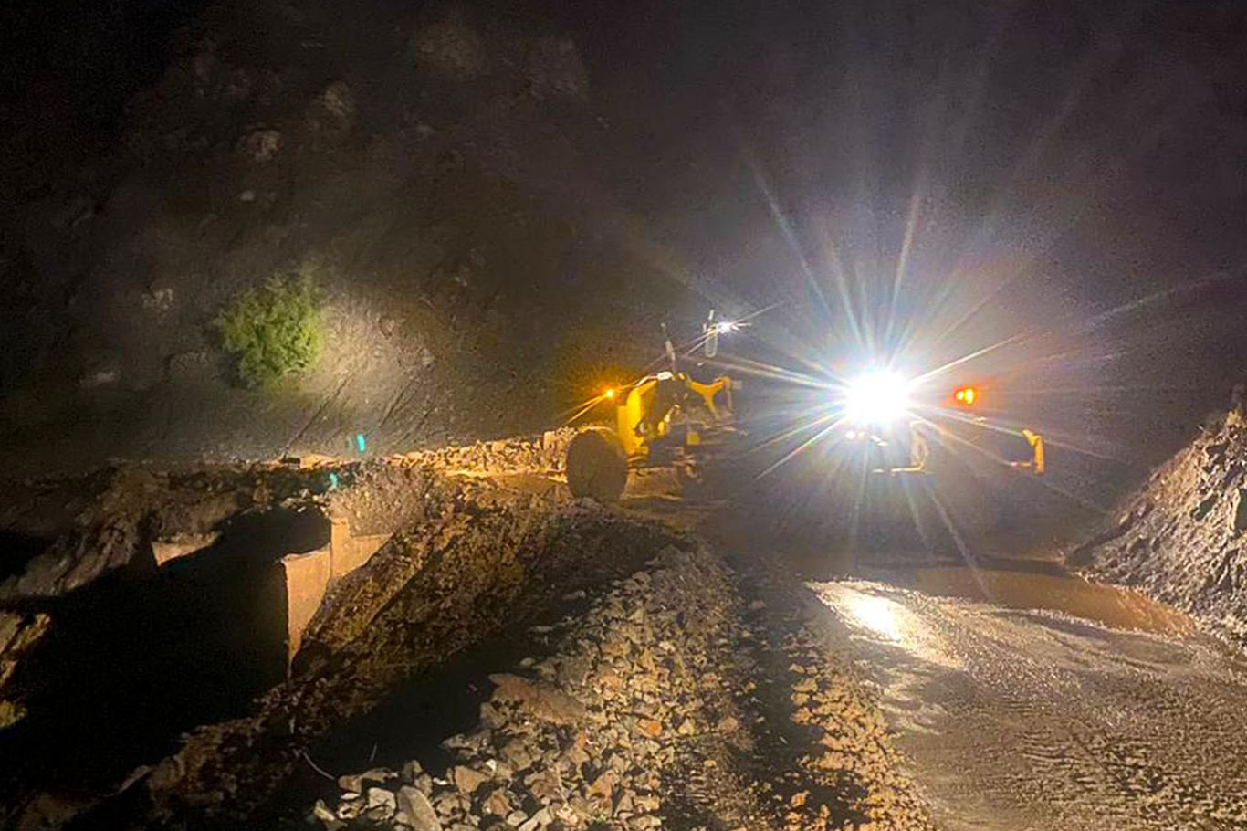 Heyelan nedeniyle mahsur kalan araçlar kurtarıldı