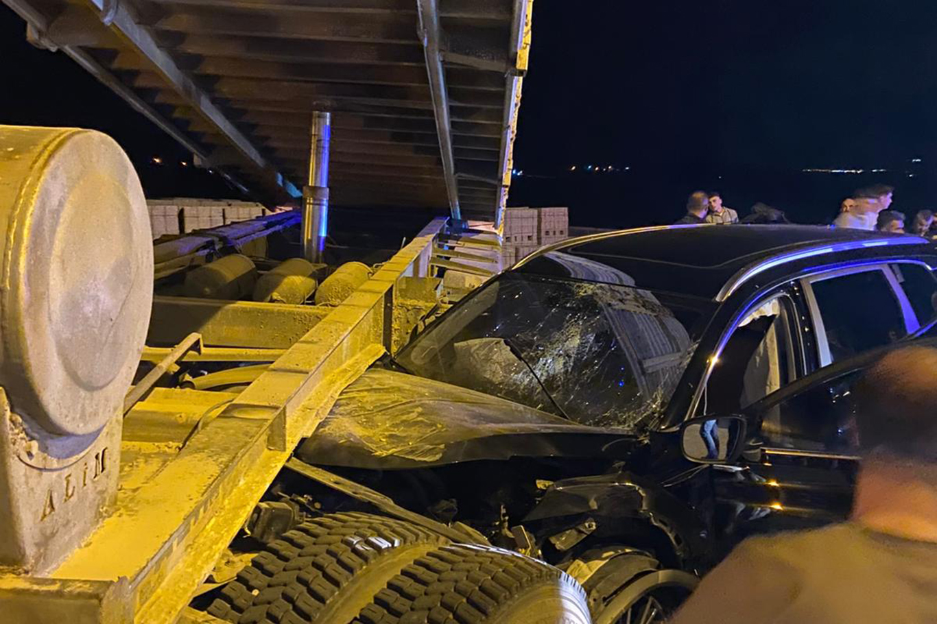 Otomobil tırın altına girdi: 2 yaralı