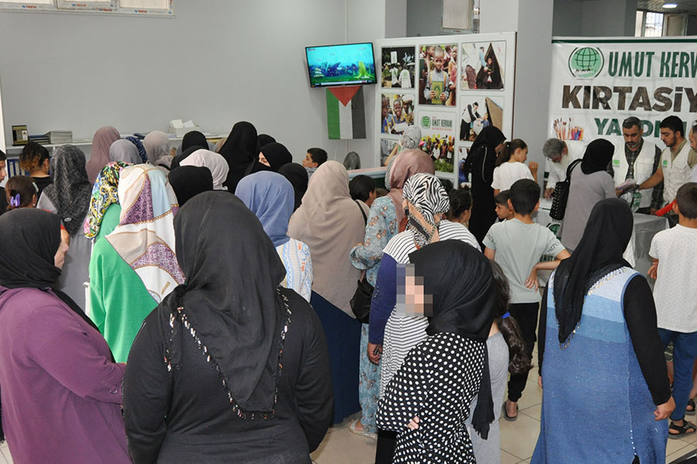 Umut Kervanı’ndan öğrencilere kırtasiye yardımı