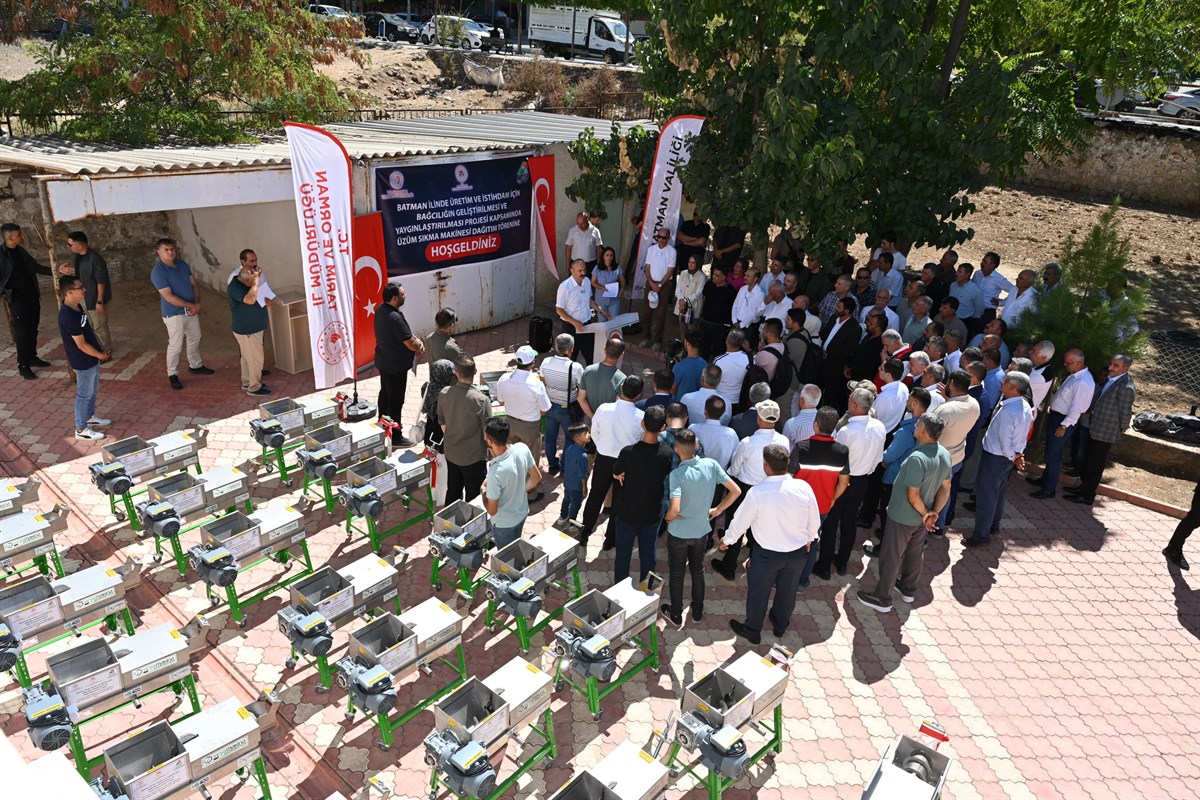 111 adet üzüm sıkma makinesi dağıtıldı