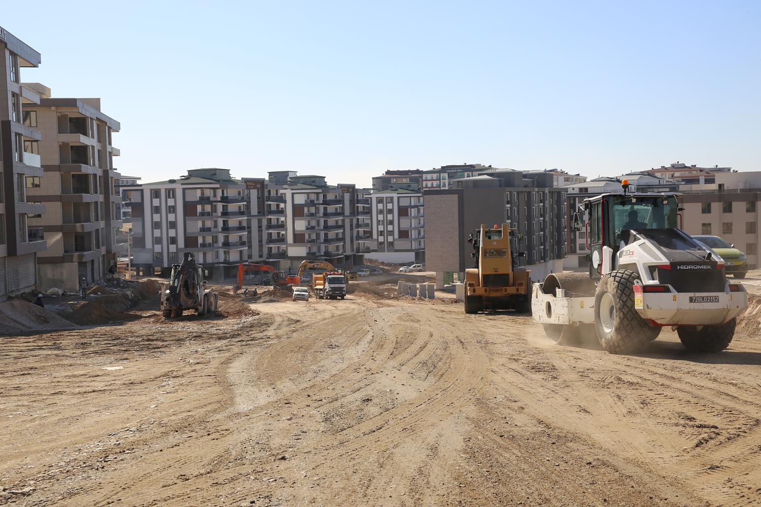 Yeni Bağlantı ve Yol Genişletme Çalışmaları Sürüyor