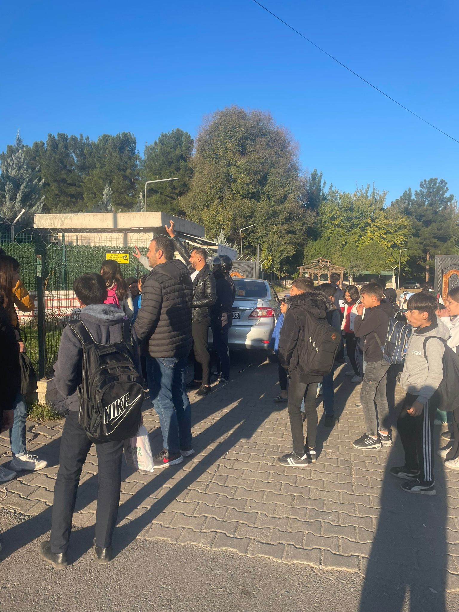 Okul Önünde Üç Kız Öğrenciye Otomobil Çarptı