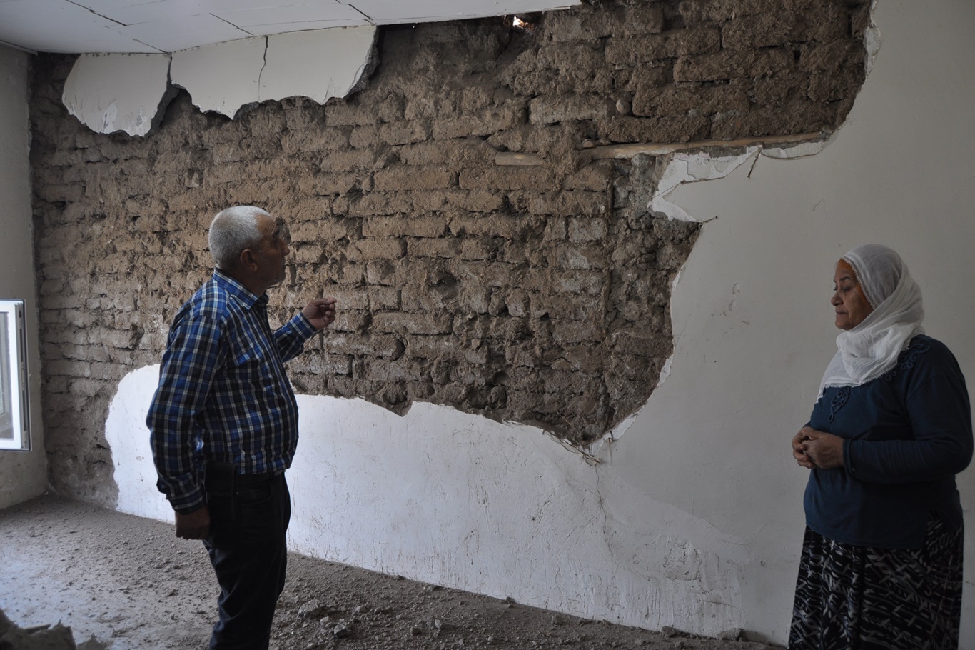 Evleri harabeye dönen yaşlı çift yardım bekliyor