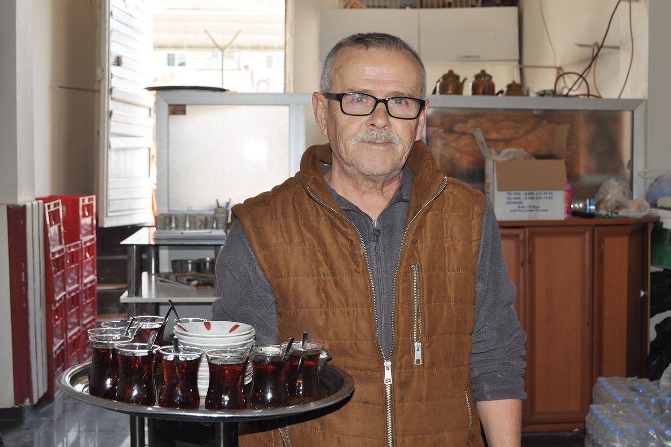 Yarım asırdır elinde tepsiyle çay dağıtıyor
