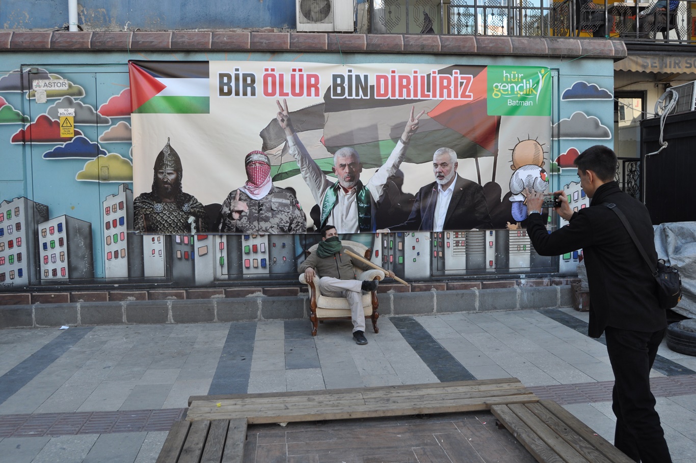 Batman’da Yahya Sinvar için Sembolik Koltukla Direniş Mesajı Verildi