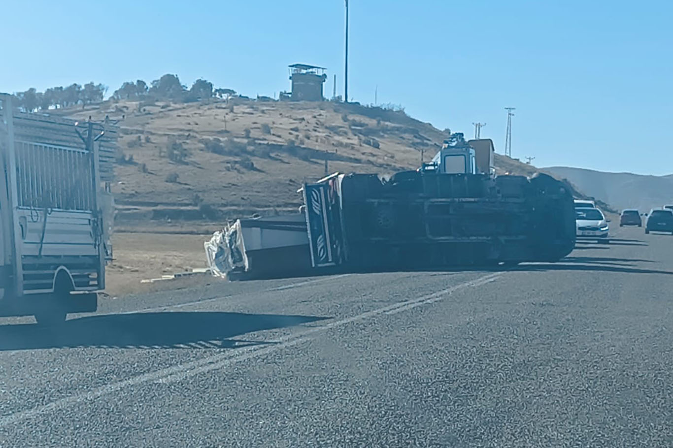 Malzeme yüklü kamyonet devrildi: 1 yaralı