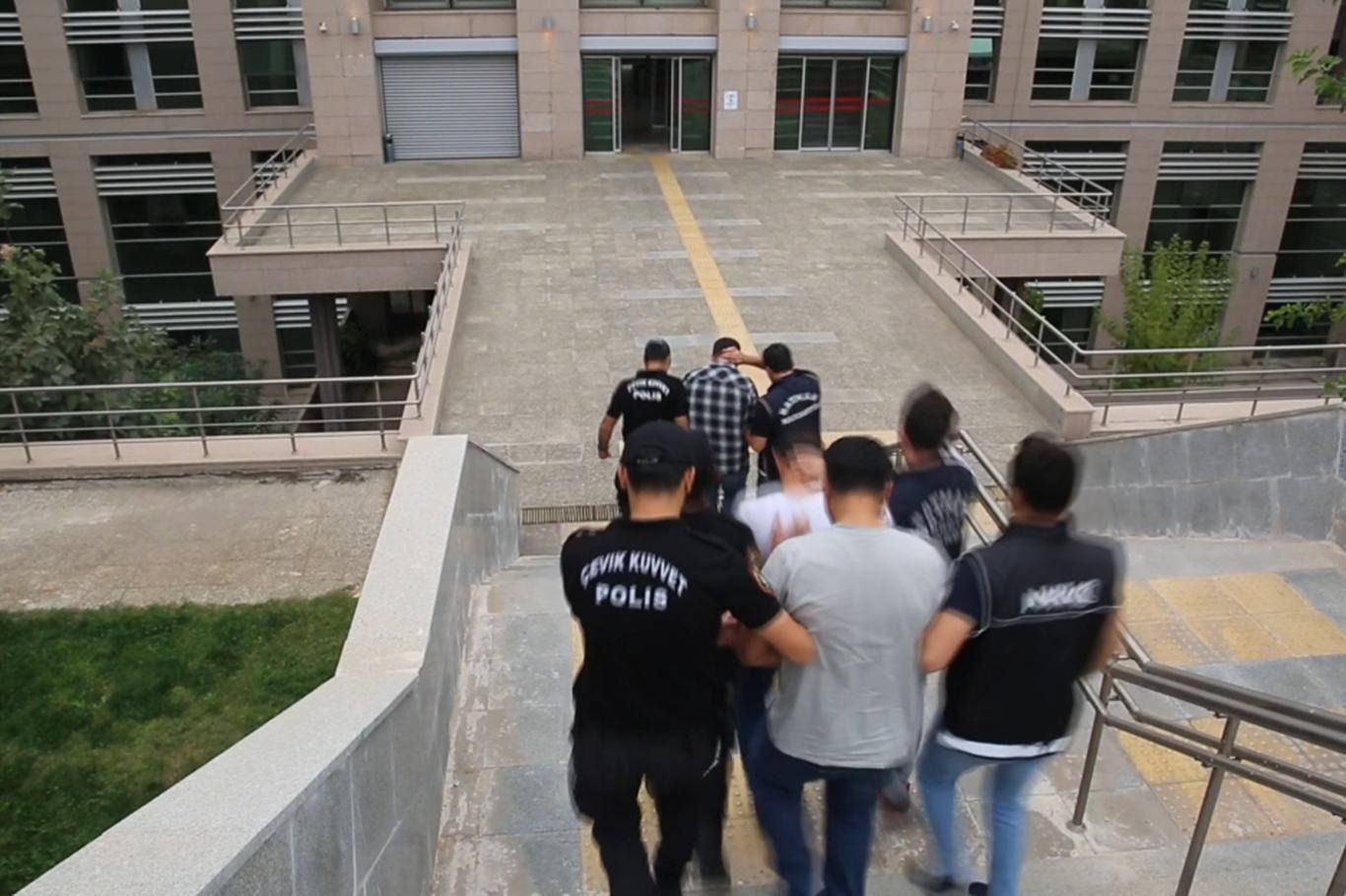 Kaçan araçta 57 kilo uyuşturucu ele geçirildi: 5 kişi tutuklandı