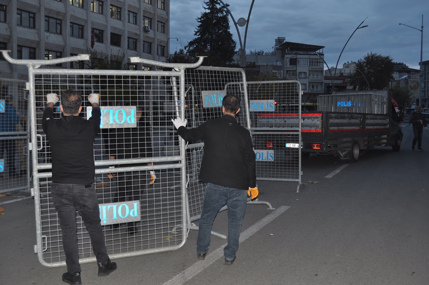 SON DAKİKA! BARİYERLER KALDIRILMAYA BAŞLANDI