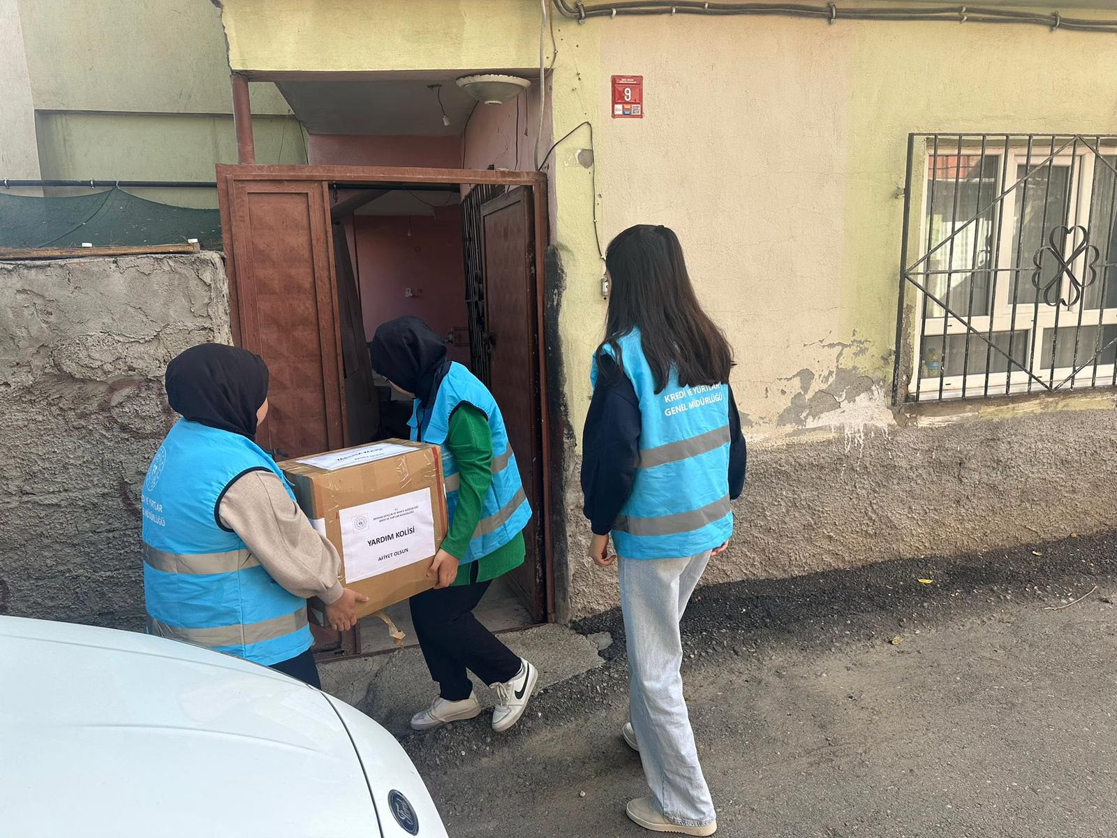 Öğrenciler yardım kolilerini ihtiyaç sahiplerine ulaştırıyor