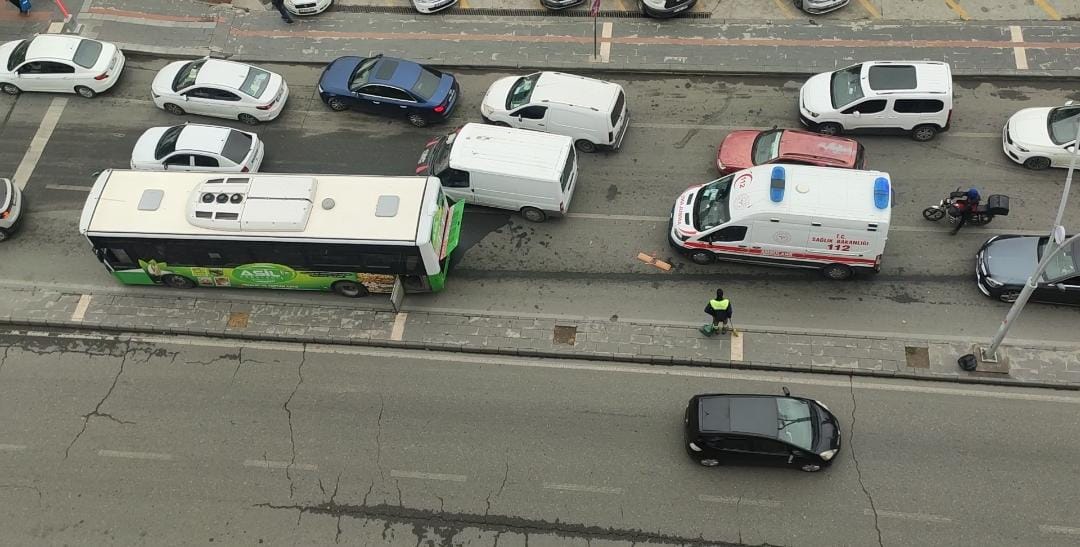 Arızalanan Otobüs Saatlerdir Yol Ortasında Bekliyor