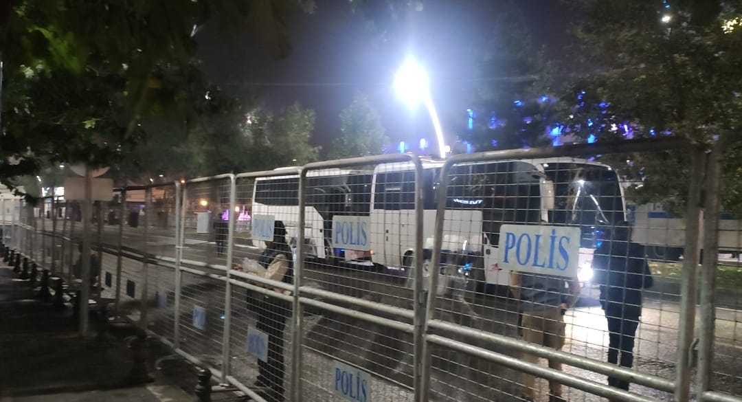 Belediyenin önündeki bariyerlerin kaldırılmasını istedi