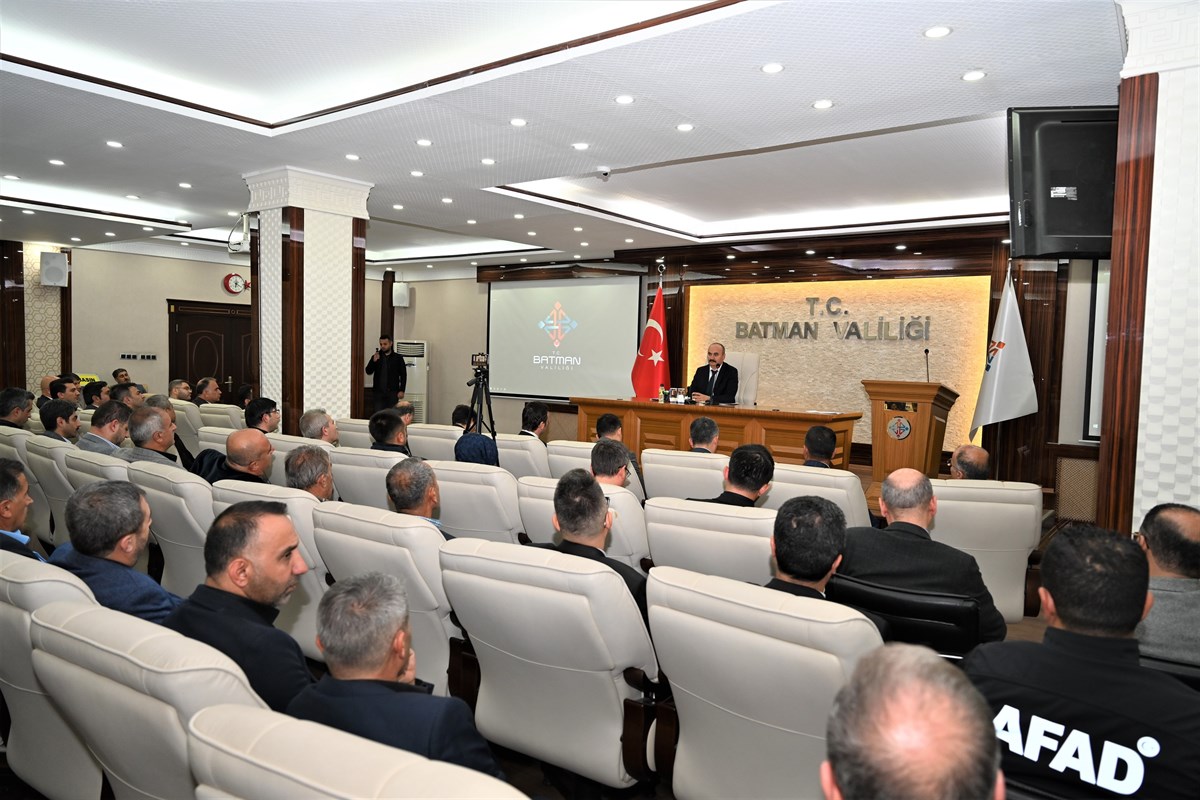Vali Canalp, muhtarlarla bir araya geldi