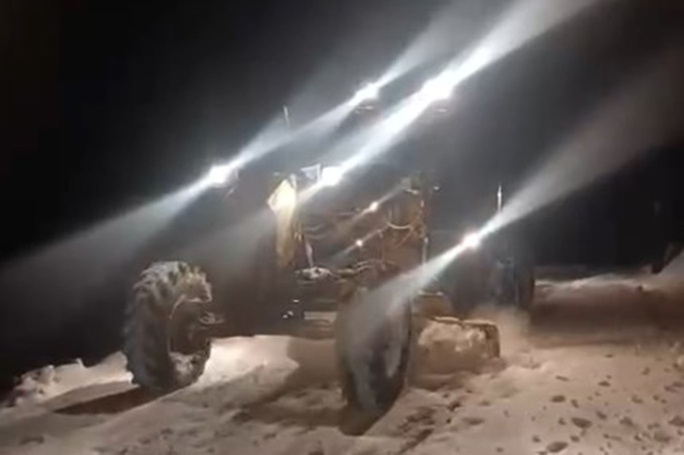 Sason’da karın kapattığı yollarda çalışmalar sürüyor