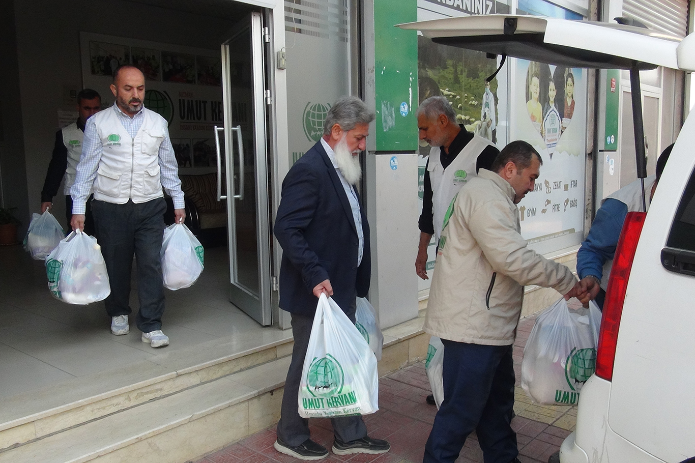 Yüzlerce aileye gıda ve hijyen malzemesi yardımı yapıldı