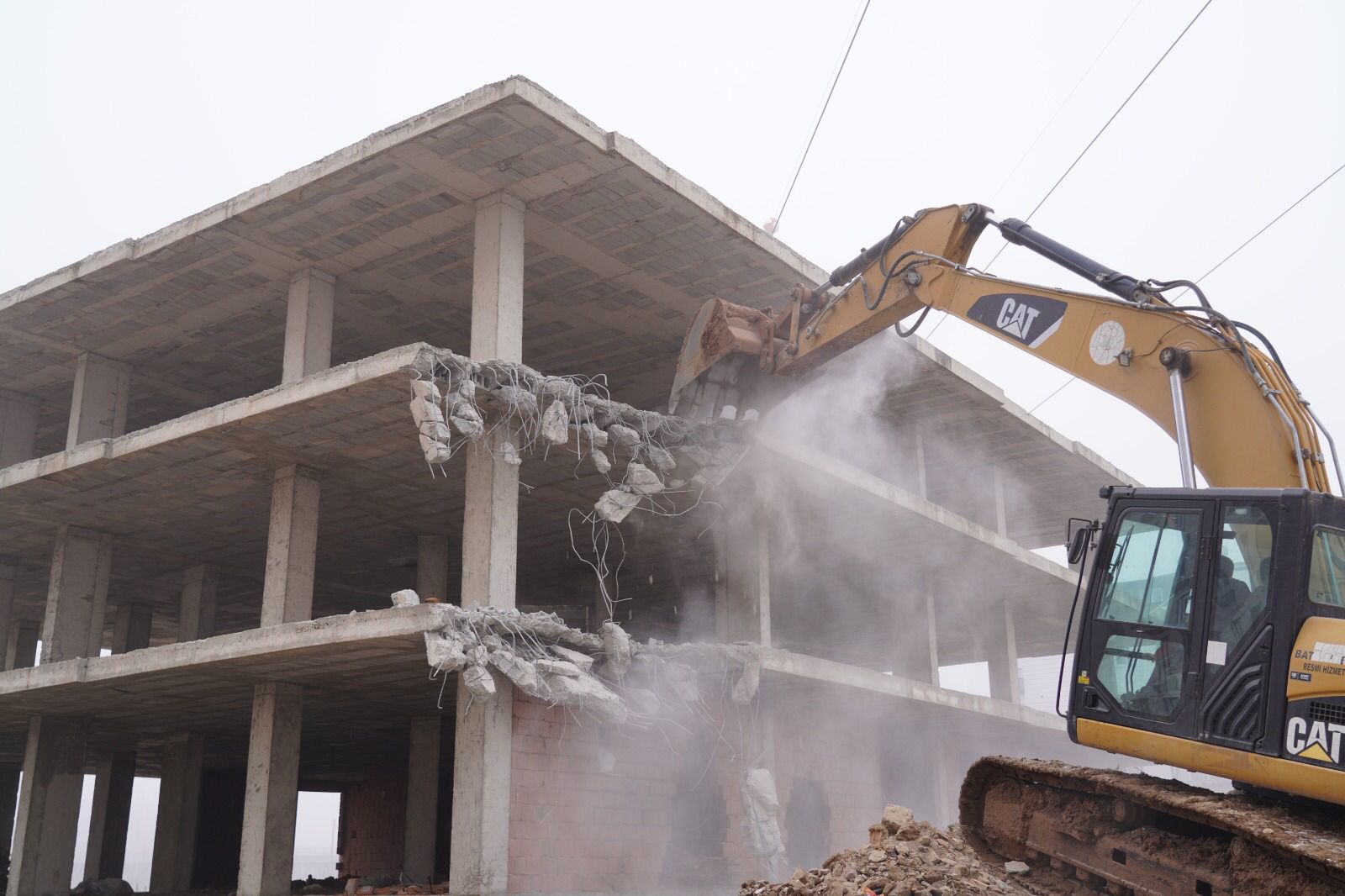 KAÇAK YAPILARA YIKIM BAŞLADI