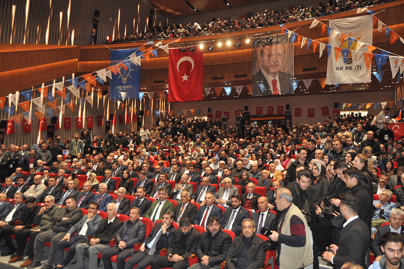 AK Parti Batman 8. Olağan İl Kongresi Coşkuyla Tamamlandı