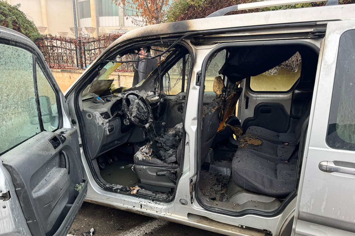 Park Halindeki Araç Alevlere Teslim Oldu