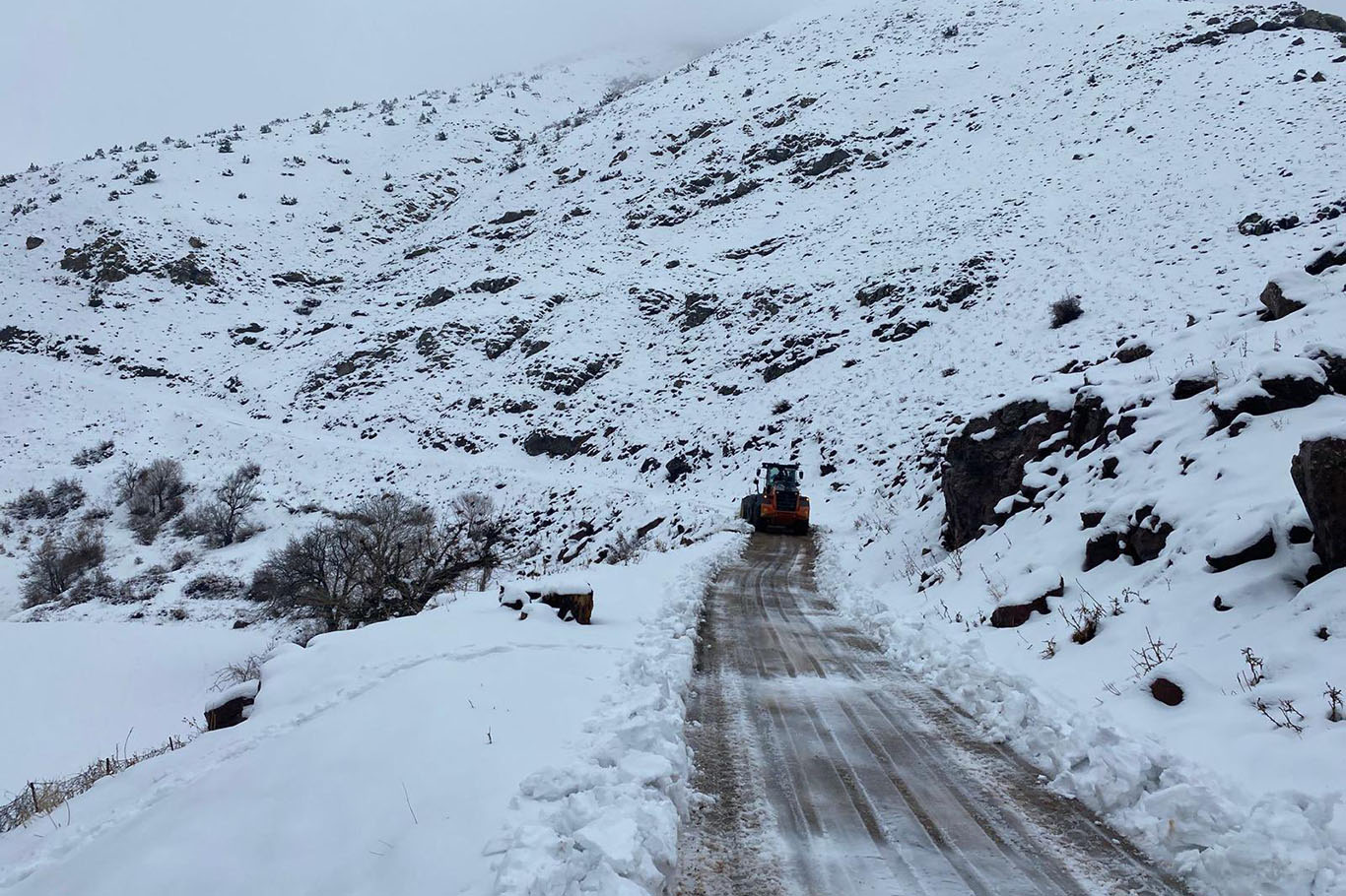 Sason’da Karla Mücadele Devam Ediyor
