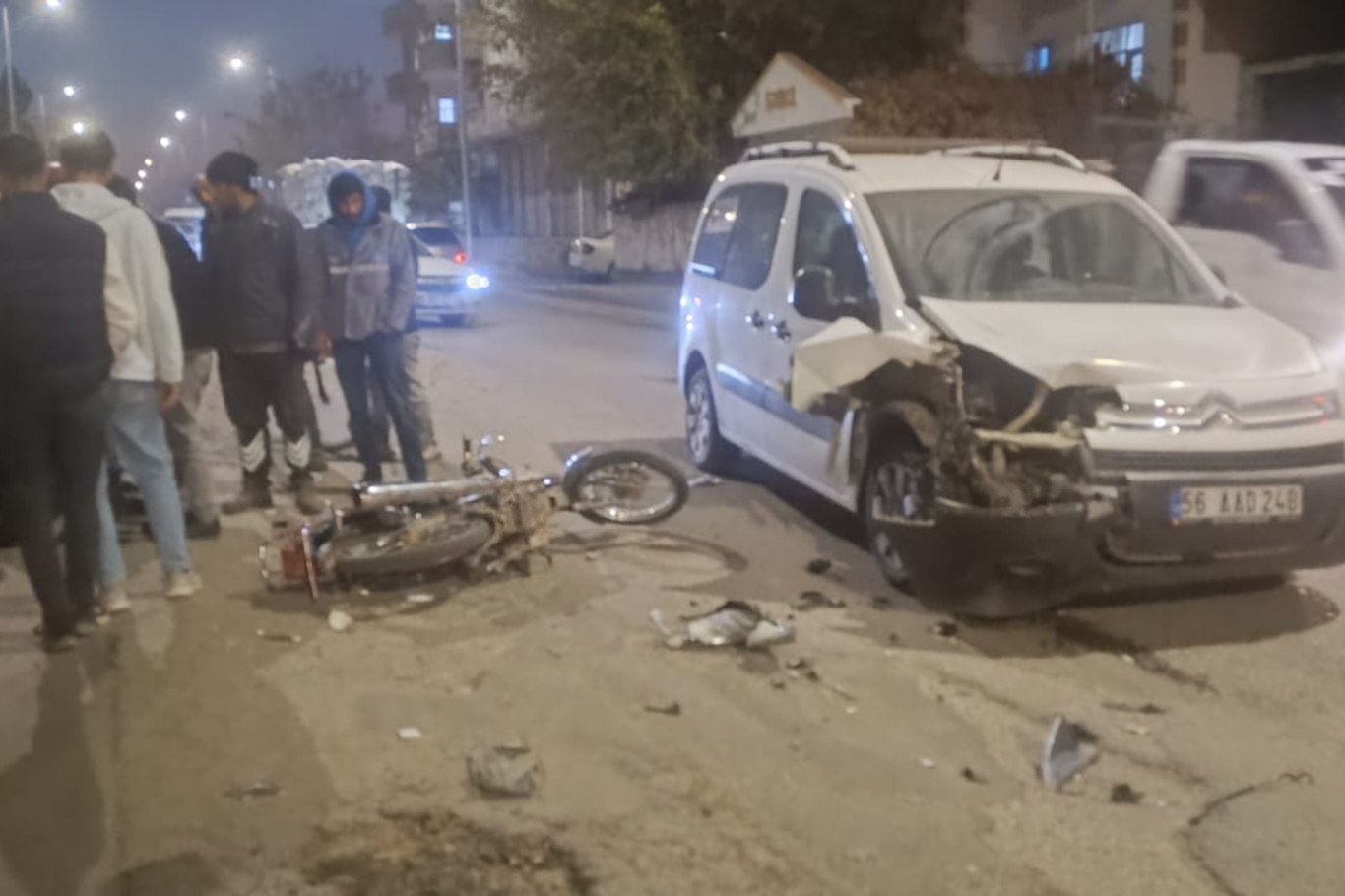 Motosiklet ile hafif ticari araç çarpıştı: 2 yaralı