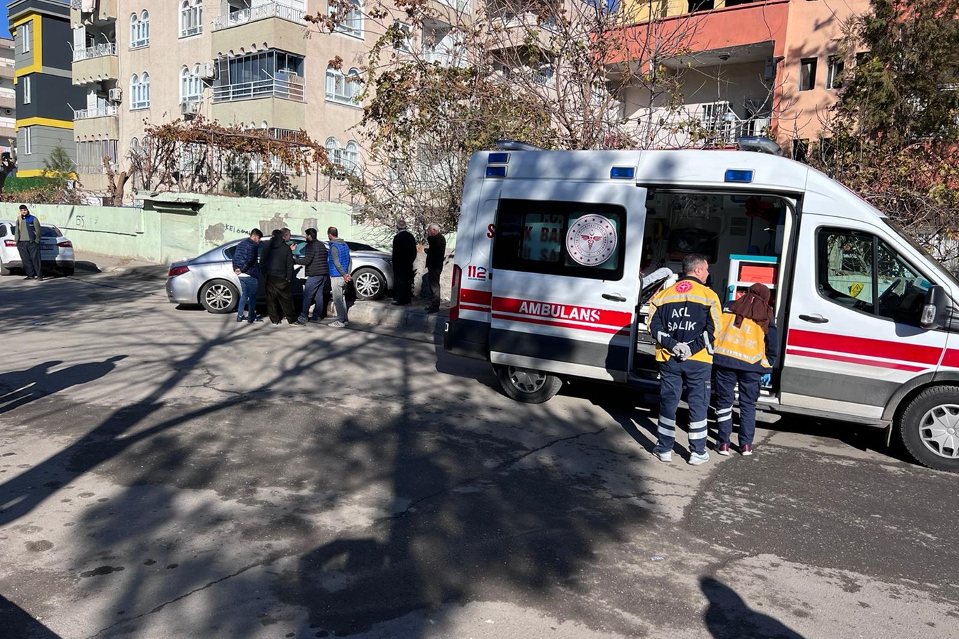 Kontrolden çıkan otomobil duvara çarparak durabildi