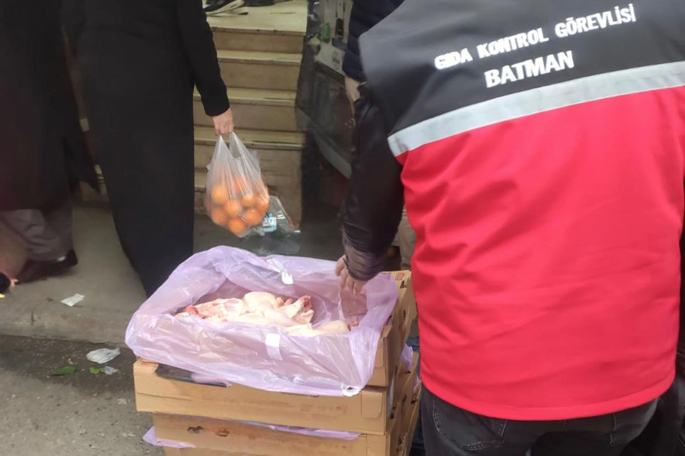 Açıkta tavuk satan 3 işletmeye ceza