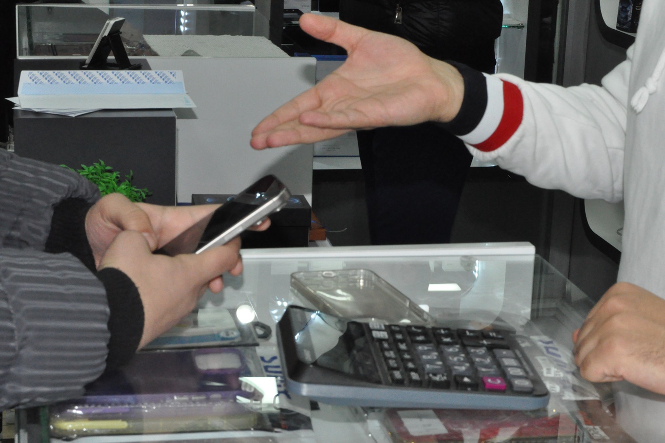 Telefon Satışlarında Taksit Yasağı, Tüketiciler ve Esnafı Mağdur Ediyor
