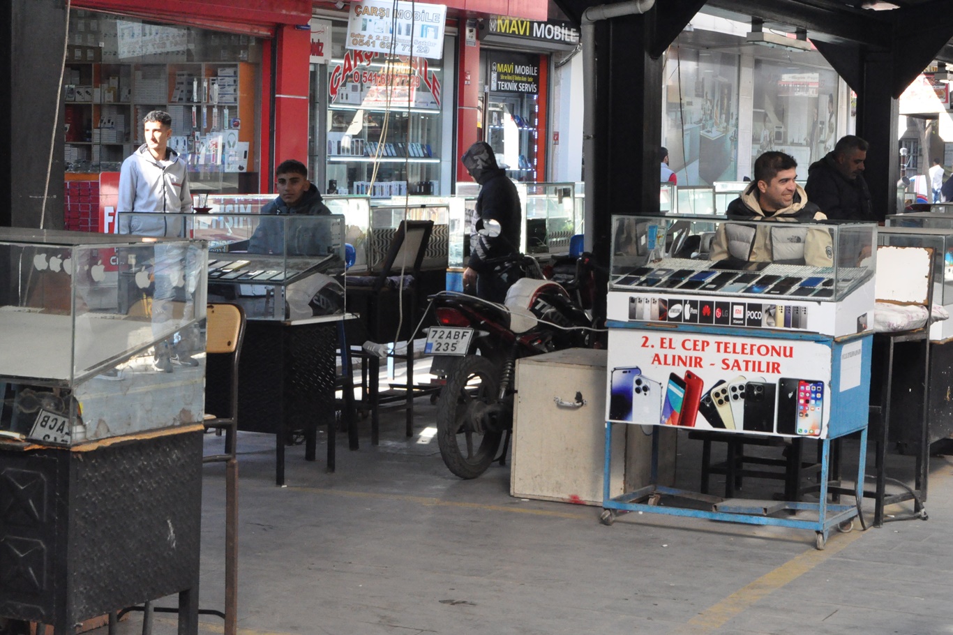 “Telefoncular Pazarı” esnafı, zorlu hava koşullarına rağmen tezgâhlarının başında