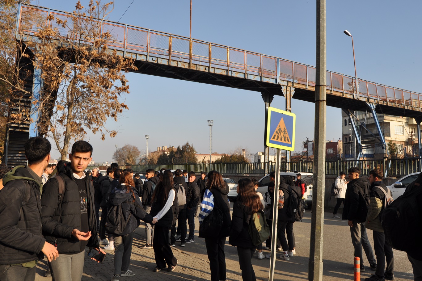 Yaya geçişine kapatılan eski üst geçit için yeni çözüm isteniyor