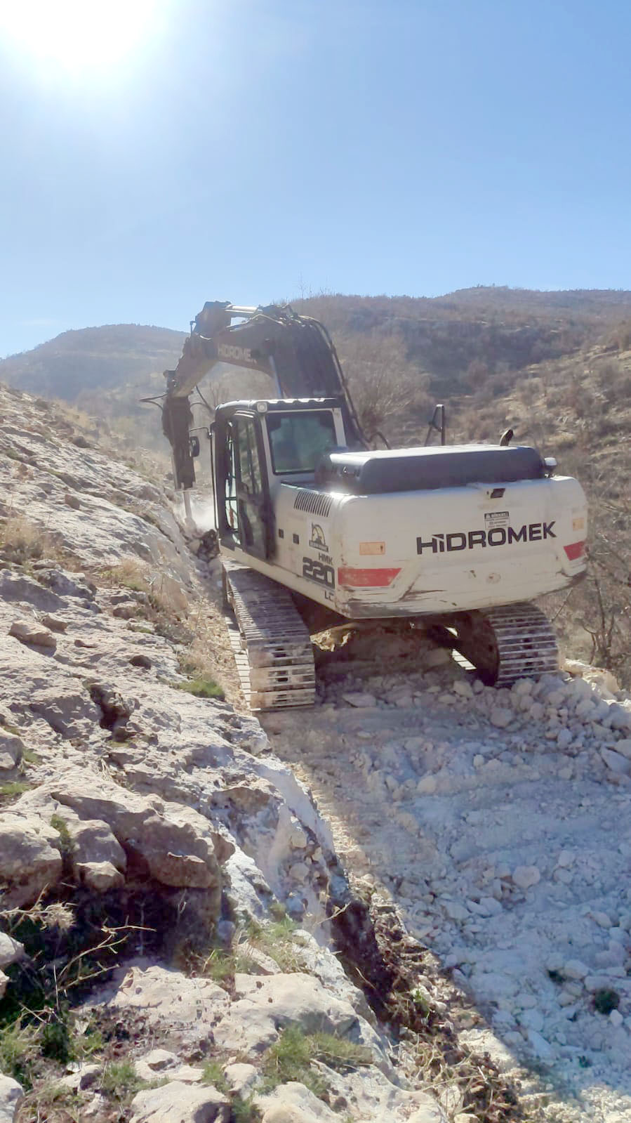 Yakaköy Köyü’nde arazi yolu çalışmaları başladı