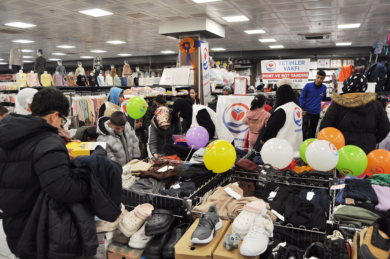 Batman’da yüzlerce yetime kışlık bot ve mont yardımı yapıldı