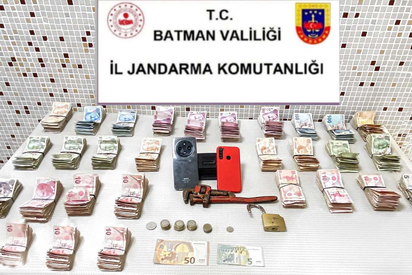 Türbenin hayır kutusundan çalınan 200 bin TL ele geçirildi