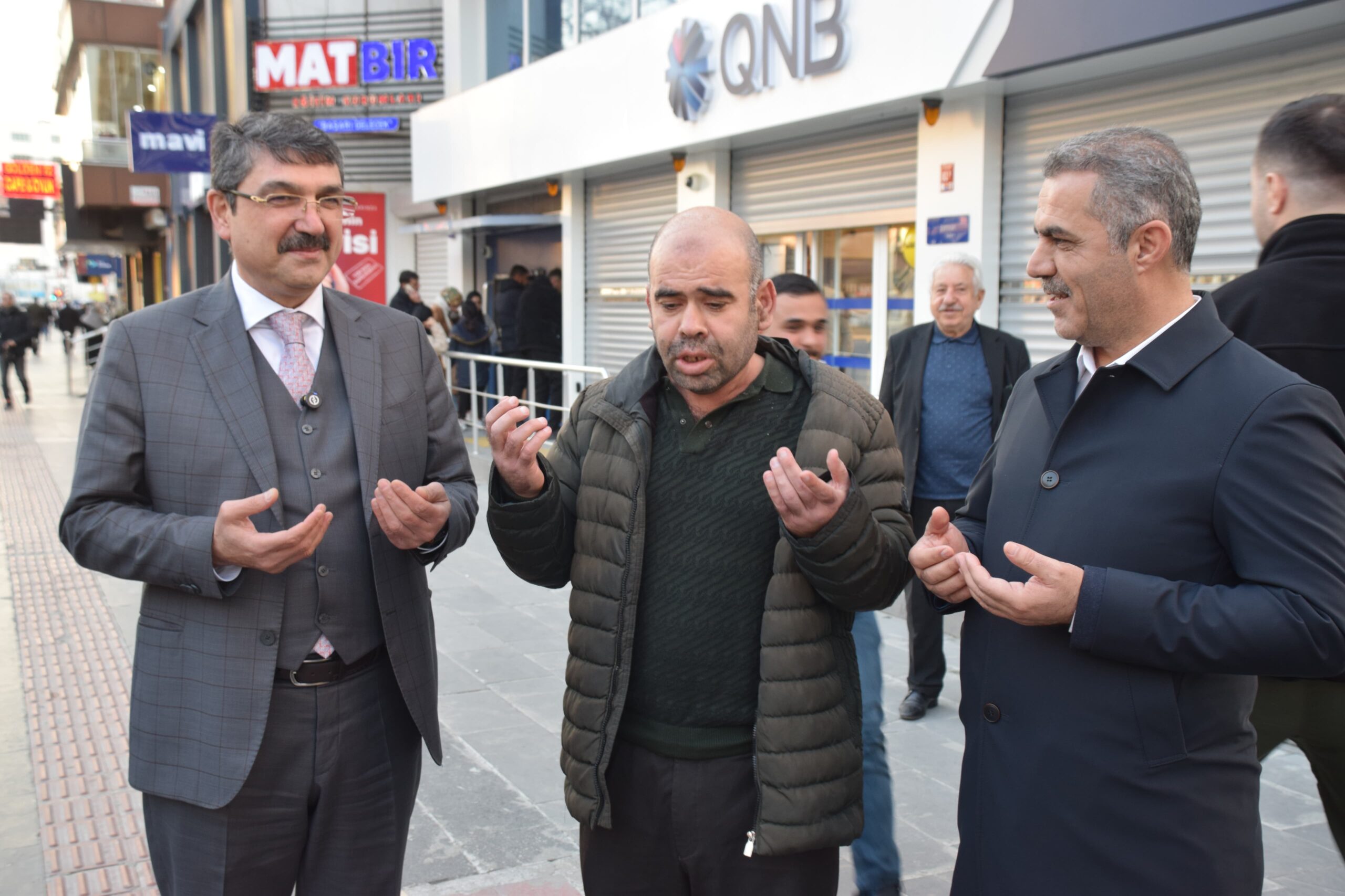 Turgut Özal Bulvarı’nda Vatandaşlarla Buluştu