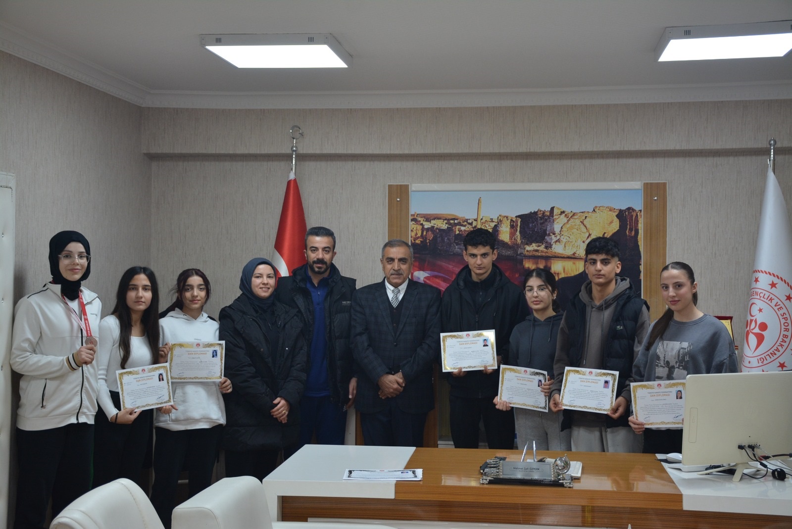 8 siyah kuşak sporcusu diplomalarını aldı