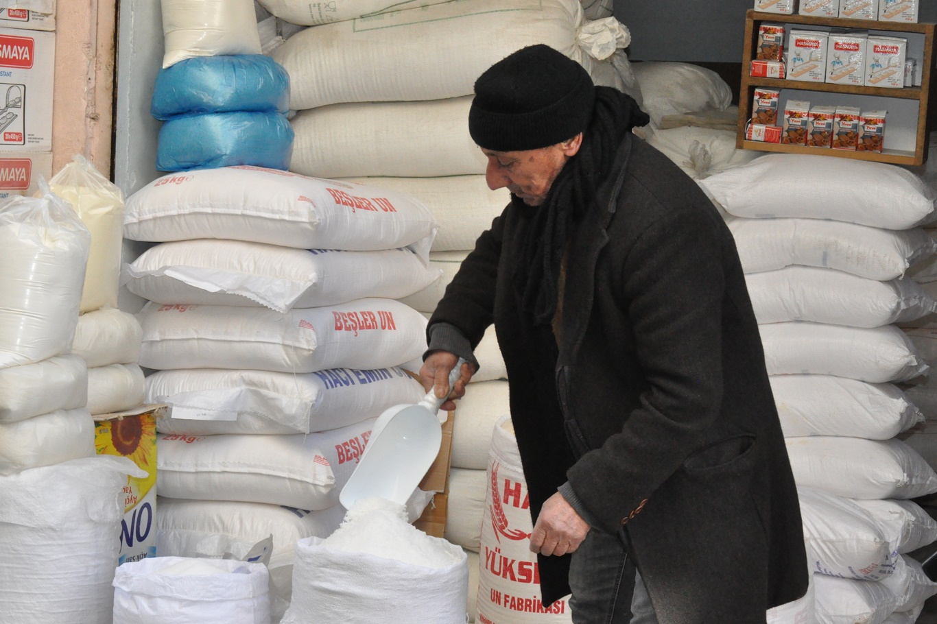 40 yıldır doğal un ve tuz satarak geçimini sağlıyor