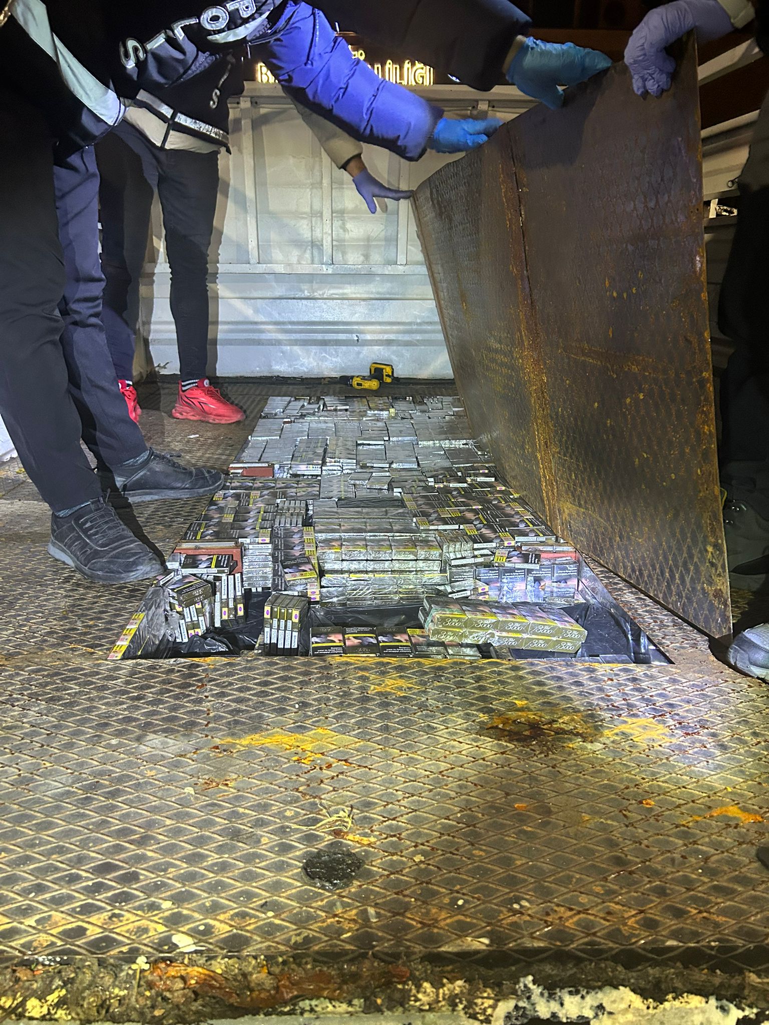 9 bin 700 paket kaçak sigara ele geçirildi