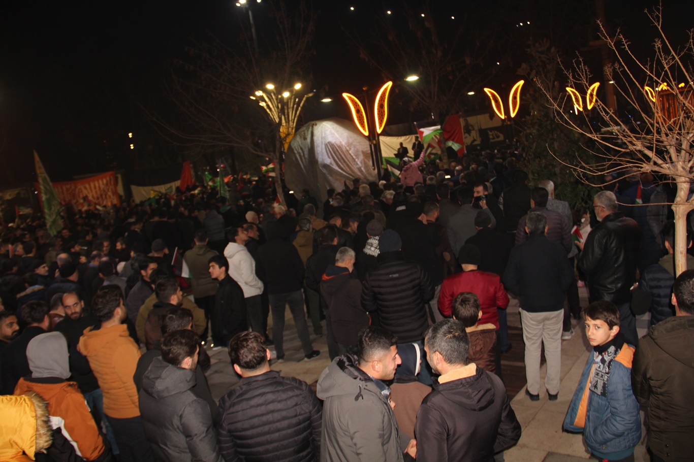 “İnancın Zaferi” temalı basın açıklamasına binlerce kişi katıldı