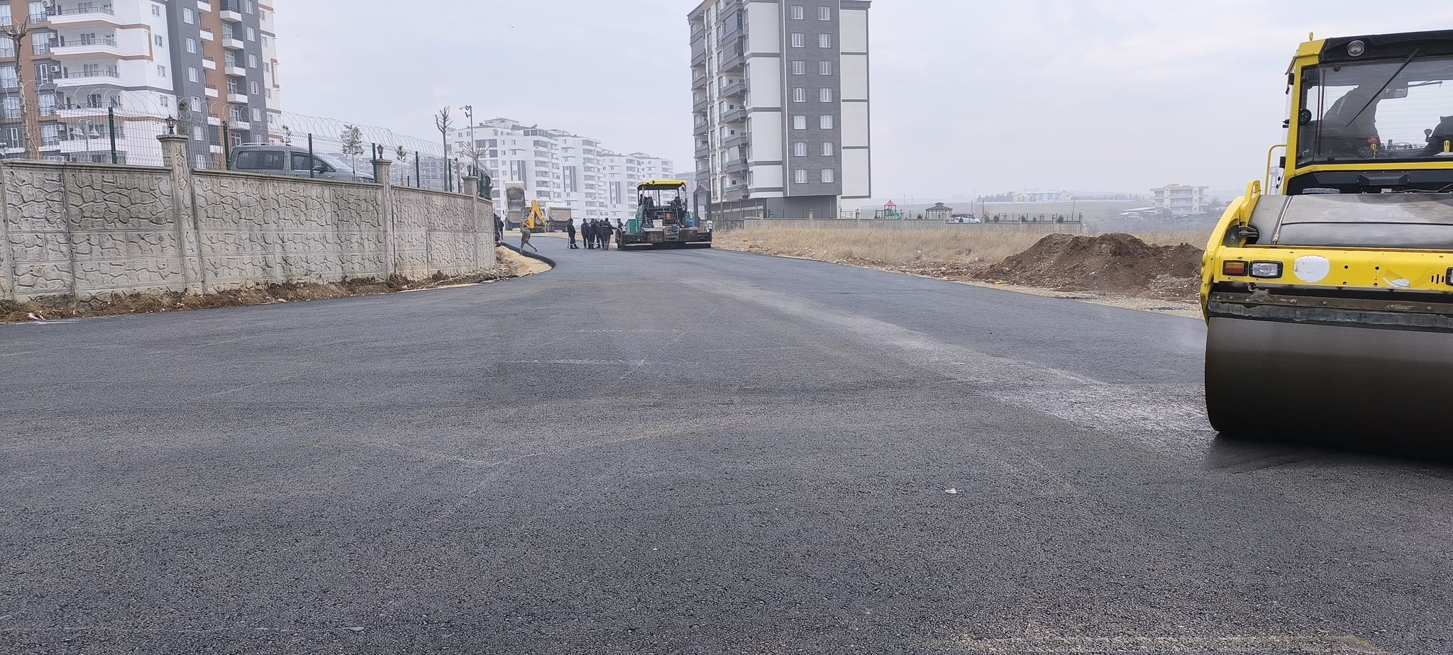 Çamurlu yol, asfaltla buluştu