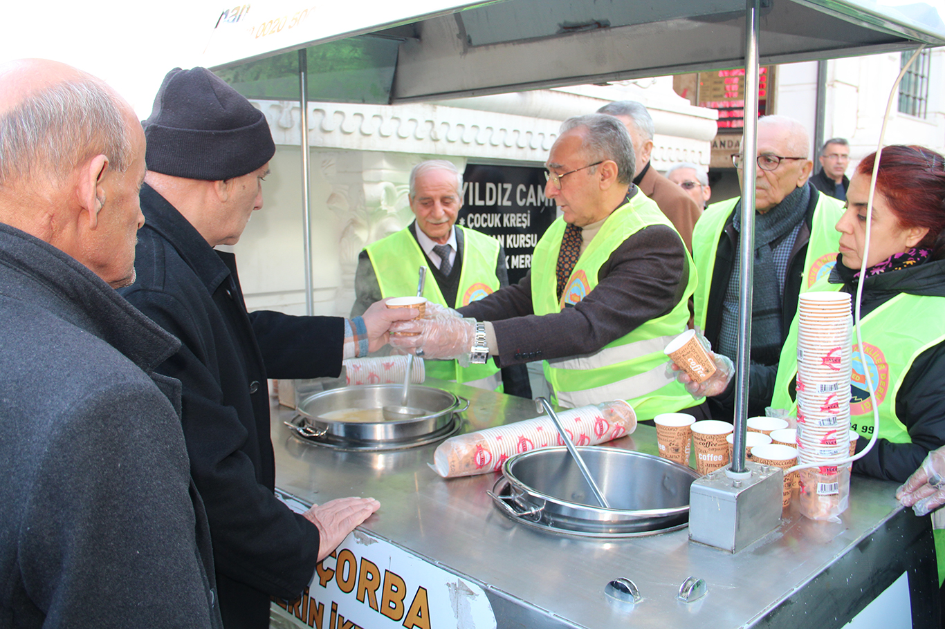 Emekliler çorba dağıtarak geçim zorluklarına dikkat çekti!