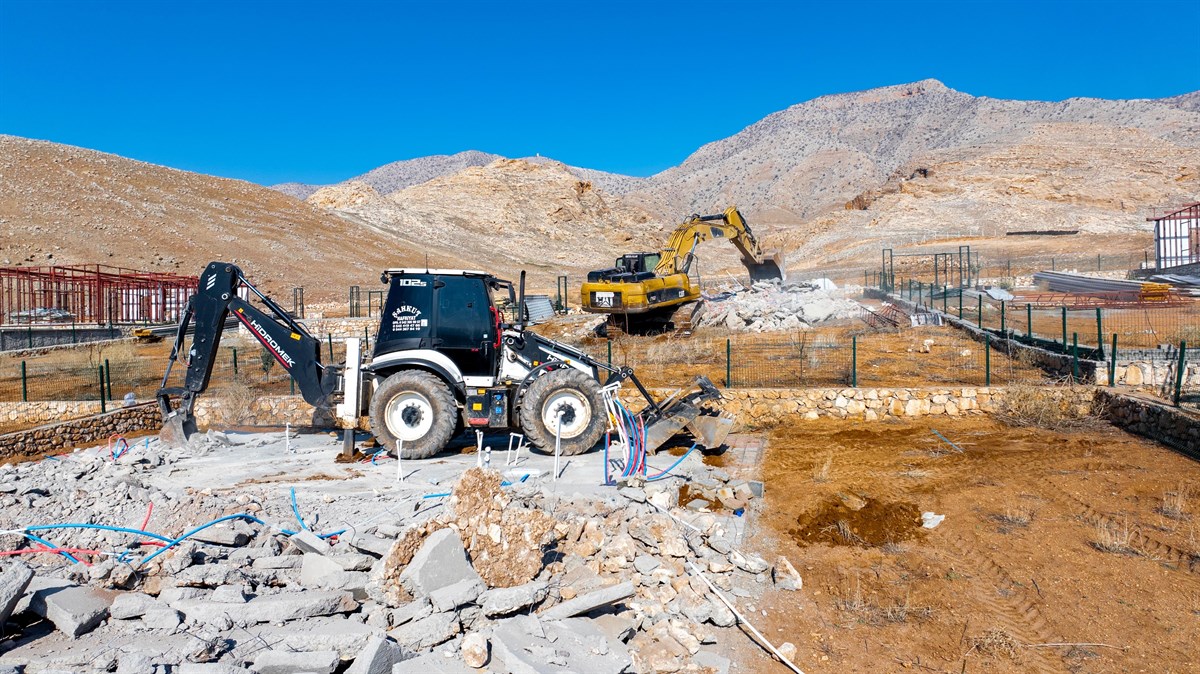 Hasankeyf’te Kaçak Villalar Yıkıldı