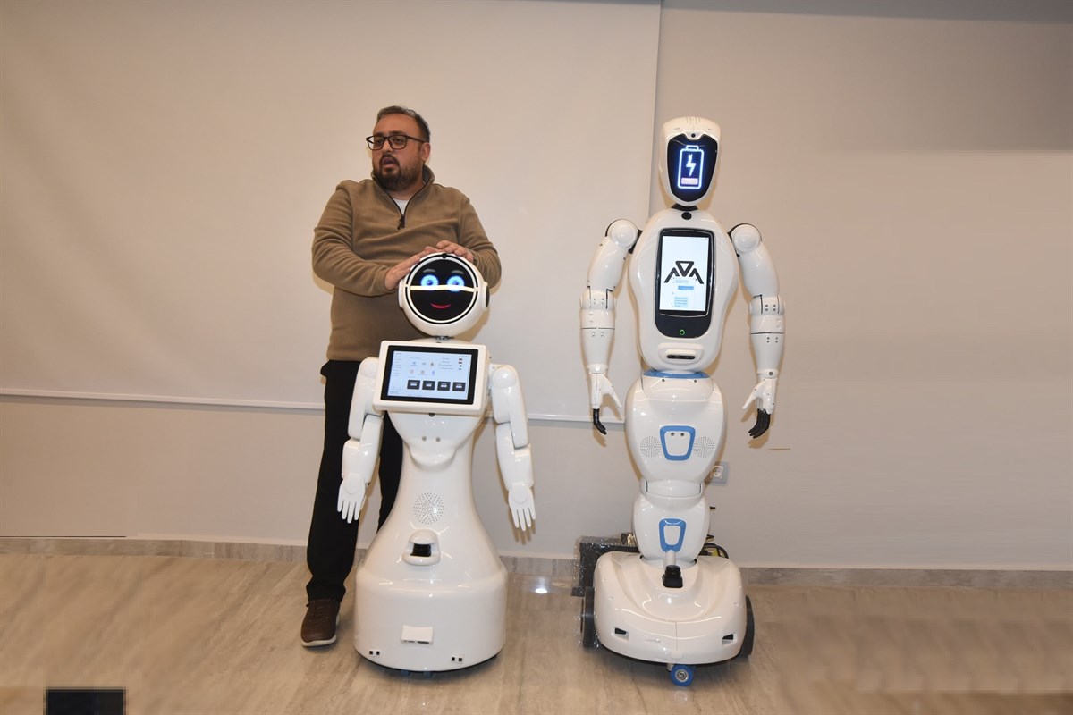 “Mini Ada” ve “Ada 7” adlı robotlar tanıtıldı