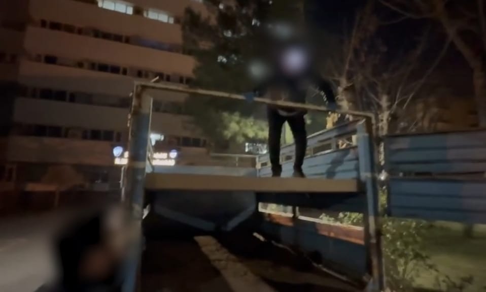 Canlı hayvan taşıyan kamyonette kaçak sigara ele geçirildi