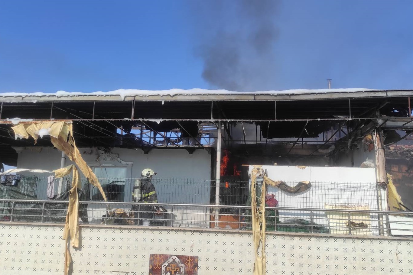 BATMAN’DA 8 KATLI BİNADA ÇIKAN YANGIN KORKUTTU!