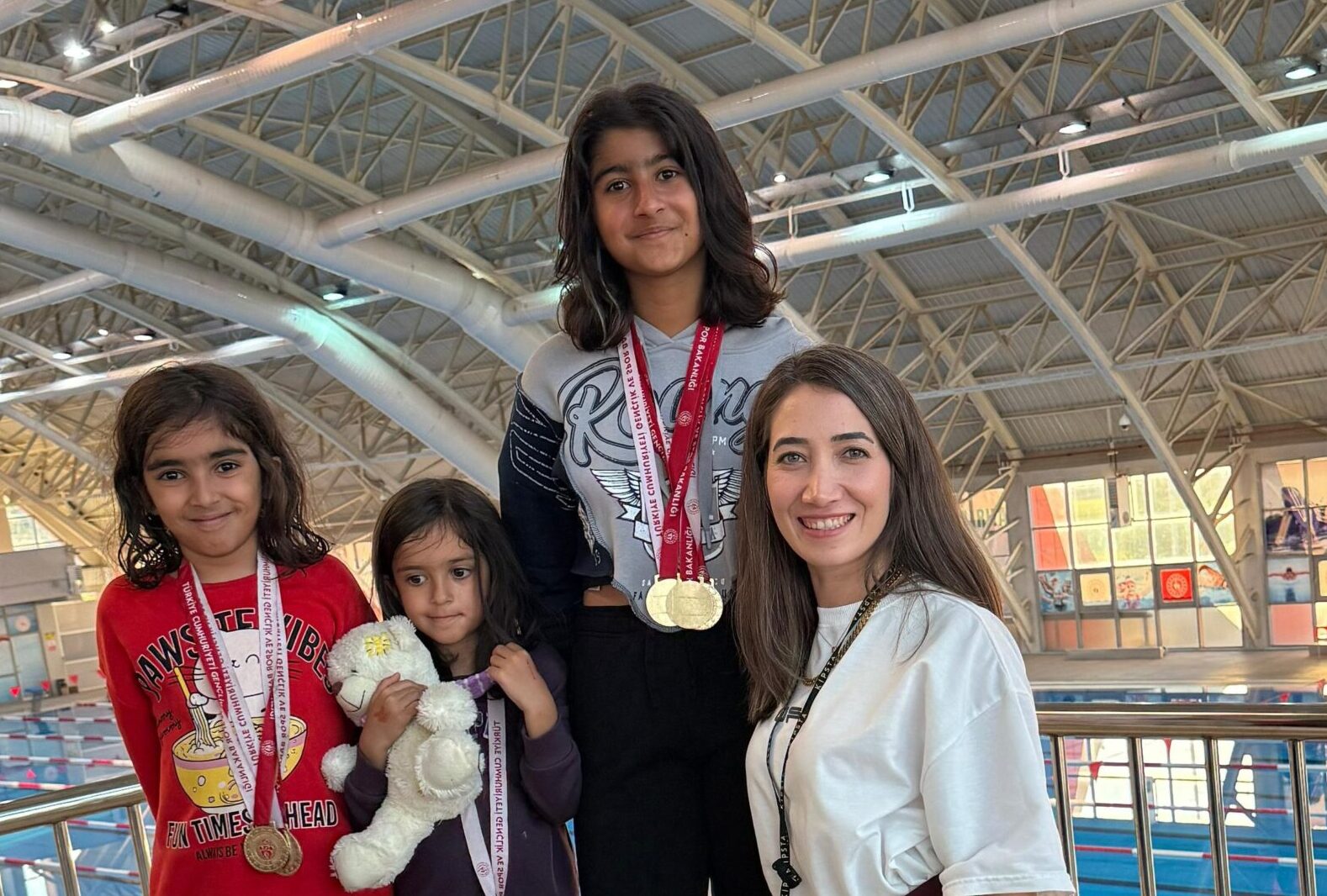 Minik kardeşler yüzmede bölge şampiyonu oldu