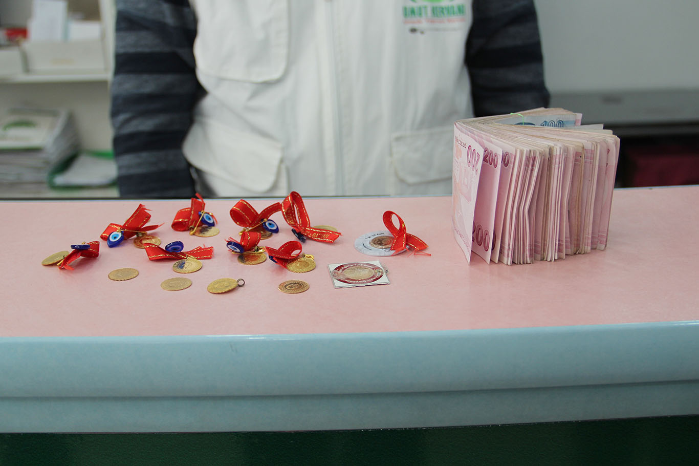 Çocuğuna takılan altın ve paraları Gazze’ye bağışladı