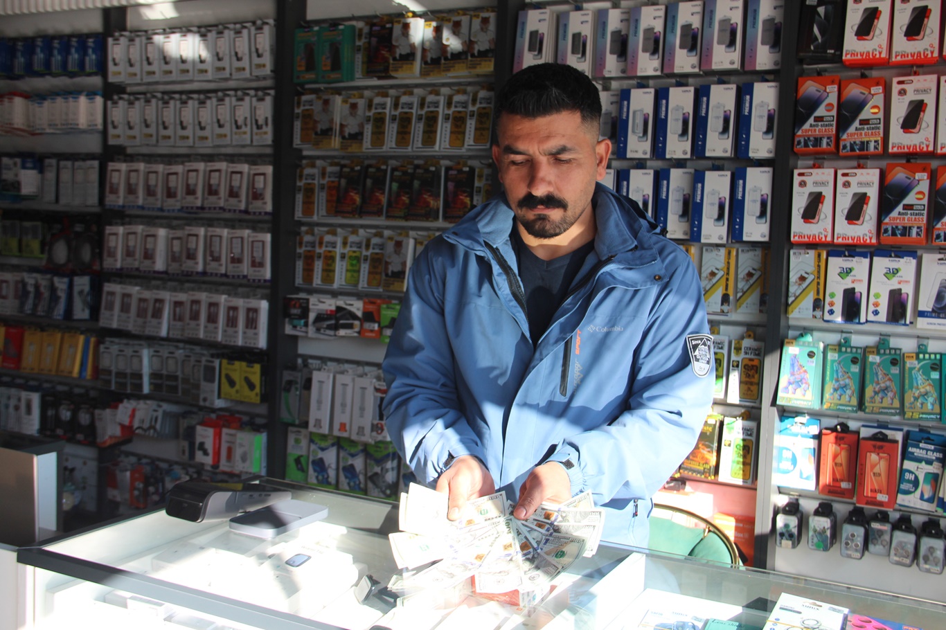 Batmanlı Esnaf, Sahte Dolarla Dolandırıldığını Dövizcide Öğrendi