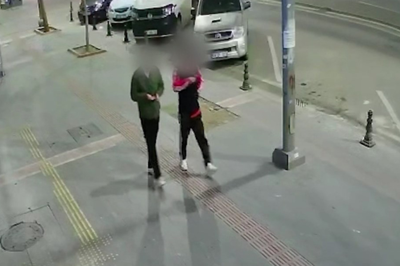 Yol kesip telefon gasp eden 2 şüpheli tutuklandı