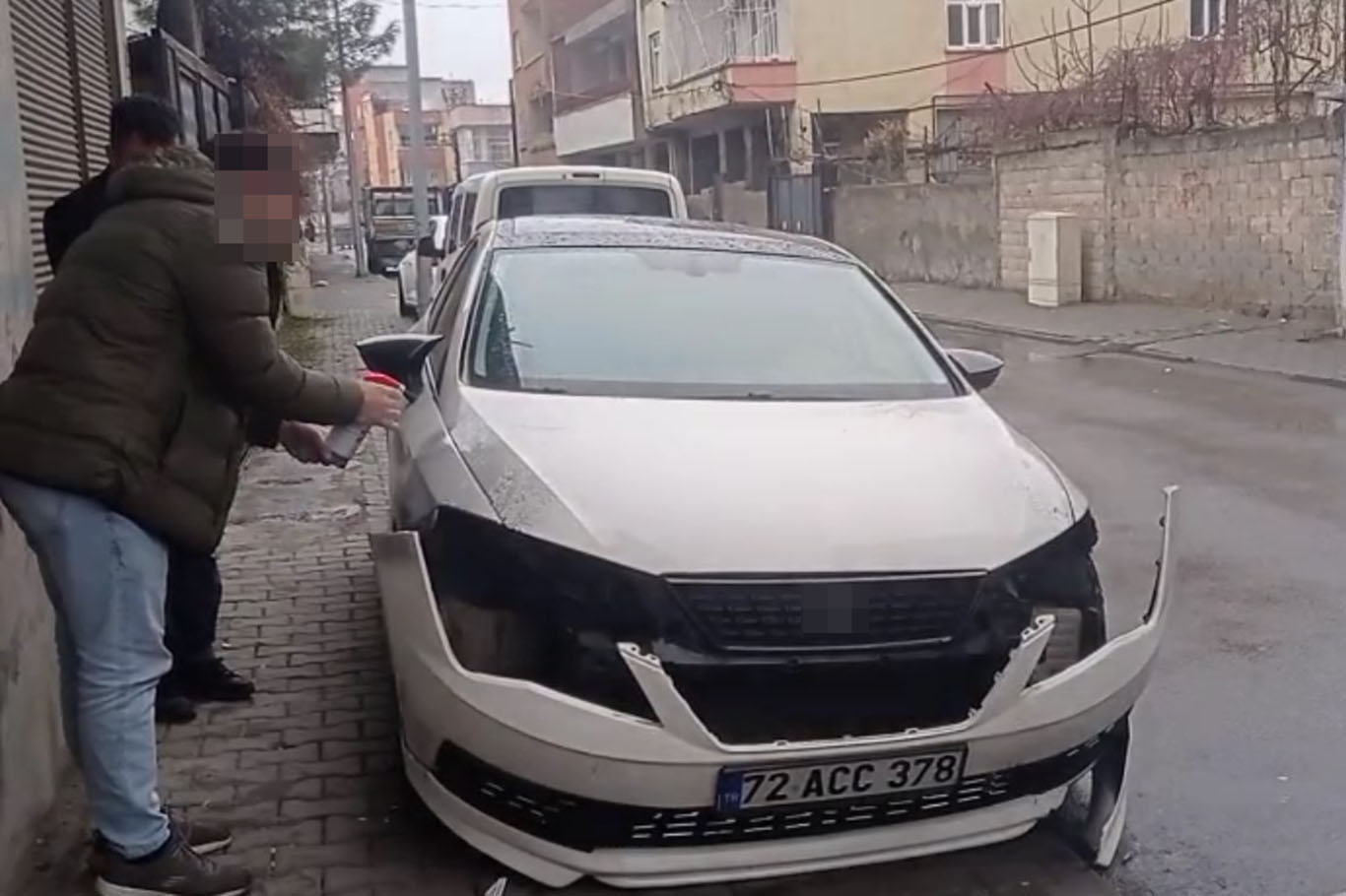 Park Halindeki Aracın Farları Çalındı