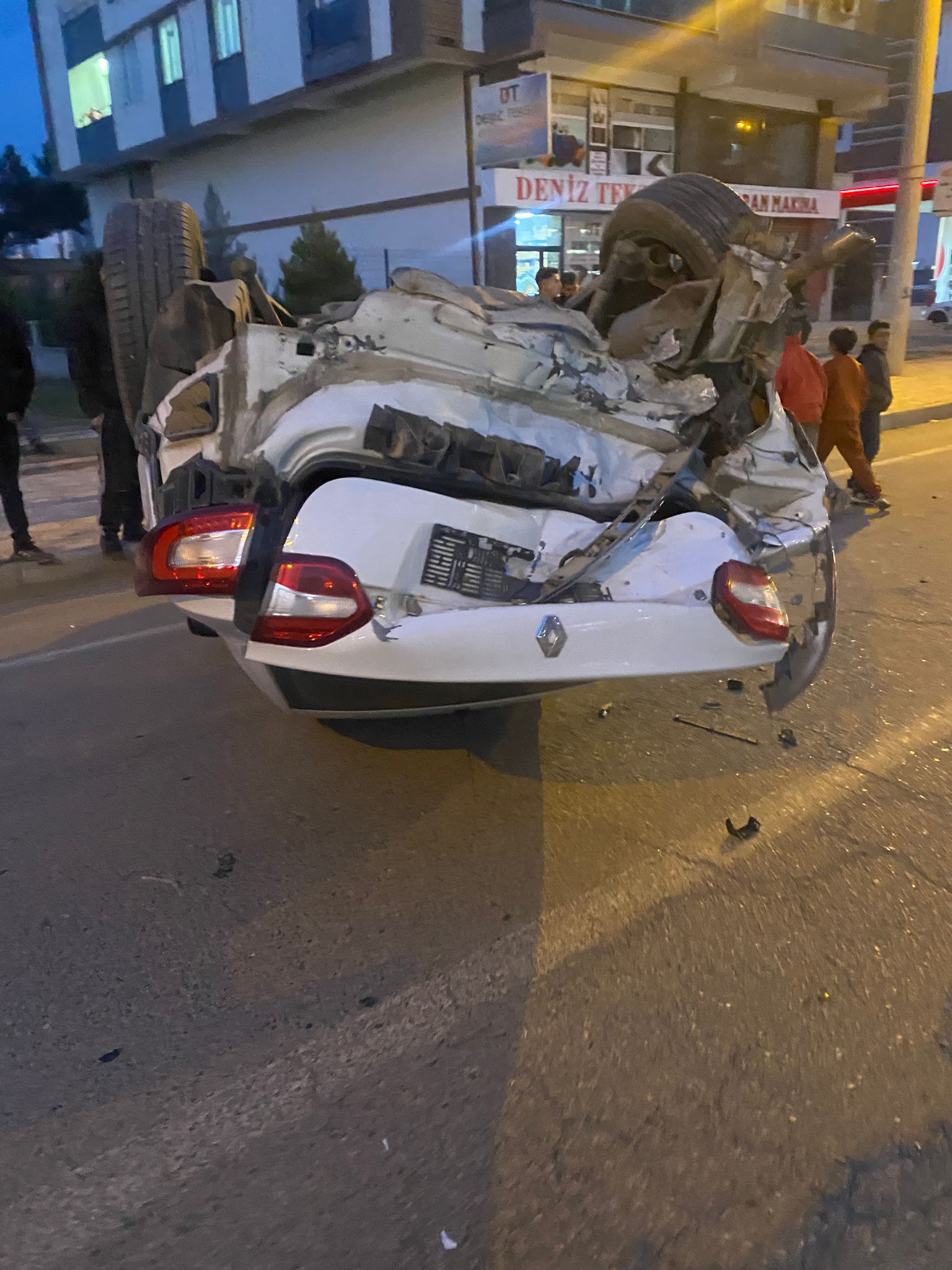 İki otomobil çarpıştı