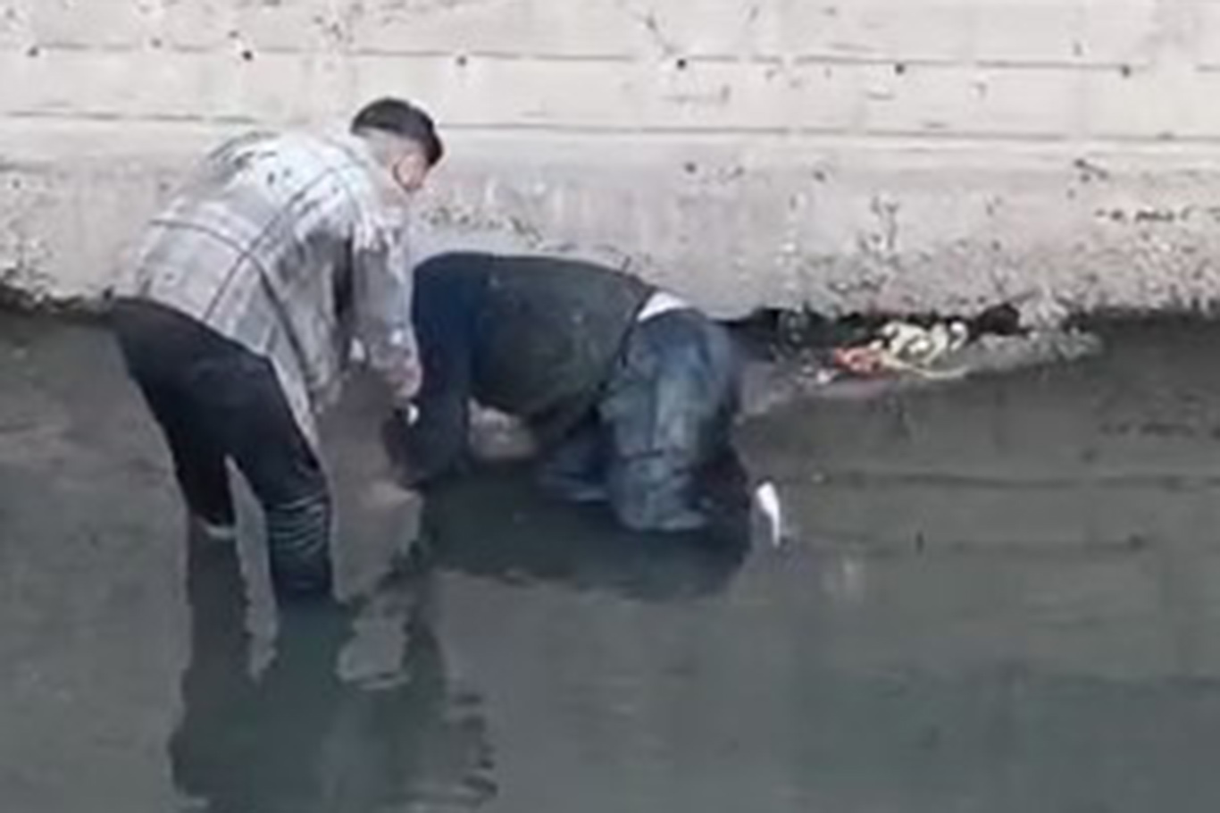 MOTOSİKLET DEREYE DÜŞTÜ: 2 YARALI